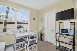 908 Villas Dr, Venice, FL 34285 - Photo 8