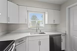 5404 Laurelwood Pl, Sarasota, FL 34232 - Photo 10
