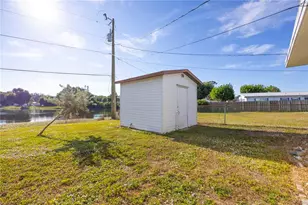 275 Lakeview Dr, North Fort Myers, FL 33917 - Photo 20