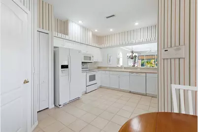 9402 Forest Hills Circle, Sarasota, FL 34238 - Photo 10