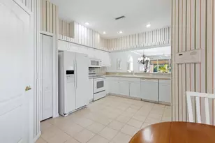 9402 Forest Hills Cir, Sarasota, FL 34238 - Photo 10
