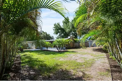 4200 Des Plaines Drive, Sarasota, FL 34233 - Photo 30