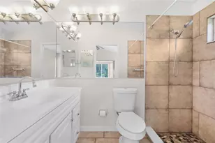 7317 Eleanor Cir, Sarasota, FL 34243 - Photo 18