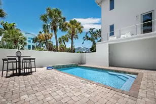 471 Island Cir, Sarasota, FL 34242 - Photo 8