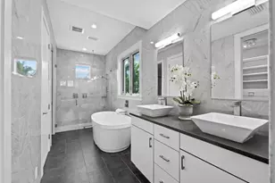 471 Island Cir, Sarasota, FL 34242 - Photo 30