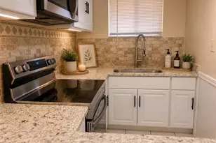 2763 Woodgate Ln, Sarasota, FL 34231 - Photo 8