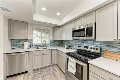 6470 Hollywood Boulevard #307, Sarasota, FL 34231 - Photo 12
