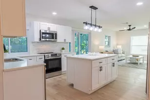 1115 Southern Pine Ln, Sarasota, FL 34243 - Photo 6