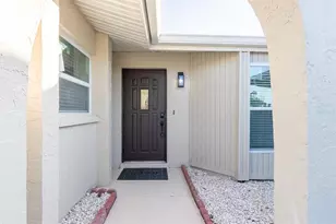 1115 Southern Pine Ln, Sarasota, FL 34243 - Photo 2