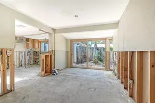 208 Hour Glass Way, Sarasota, FL 34242 - Photo 10