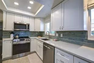 161 Vista Hermosa Cir, Sarasota, FL 34242 - Photo 14