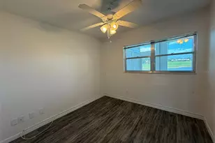 7153 W Country Club Dr N, Sarasota, FL 34243 - Photo 8