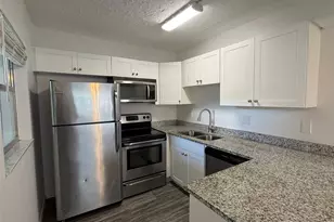 7153 W Country Club Dr N, Sarasota, FL 34243 - Photo 2
