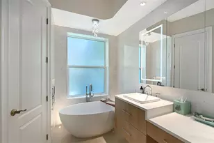 3921 Maravic Pl, Sarasota, FL 34231 - Photo 16