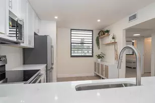 223 Lakewood Dr, Bradenton, FL 34210 - Photo 2