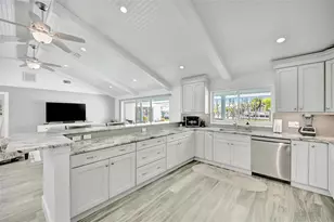 514 Key Royale Dr, Holmes Beach, FL 34217 - Photo 18