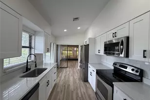 339 Pembroke Ln S, Venice, FL 34293 - Photo 4