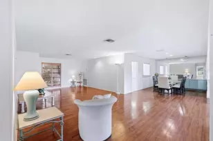 5451 Golf Pointe Dr, Sarasota, FL 34243 - Photo 10