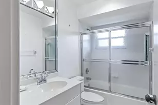 5451 Golf Pointe Dr, Sarasota, FL 34243 - Photo 22