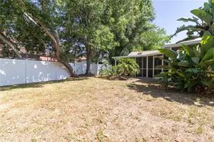 8232 Country Oaks Ct, Sarasota, FL 34243 - Photo 10