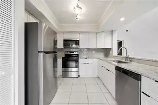 8232 Country Oaks Ct, Sarasota, FL 34243 - Photo 18