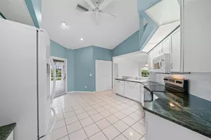 555 Park Estates Square, Venice, FL 34293 - Photo 12