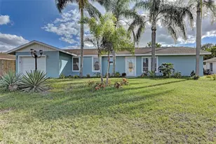 1106 Southern Pine Ln, Sarasota, FL 34243 - Photo 2