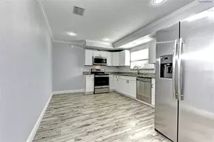 1106 Southern Pine Ln, Sarasota, FL 34243 - Photo 10