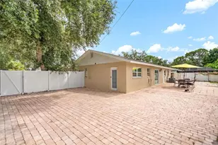 537 Melody Cir, Sarasota, FL 34237 - Photo 4