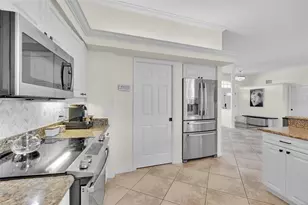 6817 Corral Cir, Sarasota, FL 34243 - Photo 14