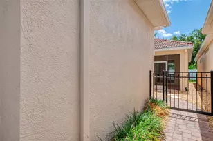 7803 33rd St E, Sarasota, FL 34243 - Photo 4