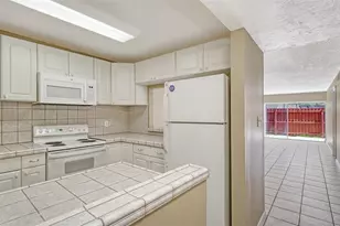 2763 Woodgate Ln, Sarasota, FL 34231 - Photo 8
