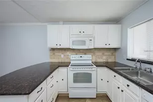 2608 Hidden Lake Dr N, Sarasota, FL 34237 - Photo 8