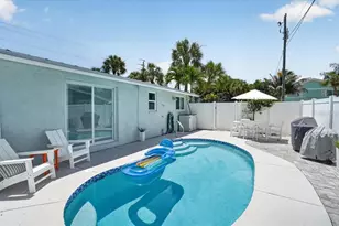 6203 Holmes Blvd, Holmes Beach, FL 34217 - Photo 8