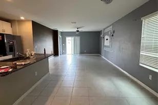 36569 Smithfield Ln, Zephyrhills, FL 33541 - Photo 4