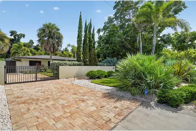 418 Sapphire Drive, Sarasota, FL 34234 - Photo 4