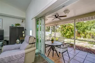 7812 38th Ct E, Sarasota, FL 34243 - Photo 12