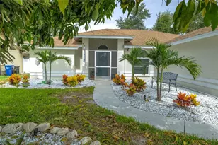 7812 38th Ct E, Sarasota, FL 34243 - Photo 4