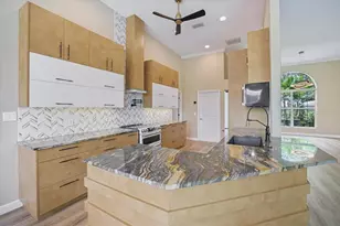 567 Lake of the Woods Dr, Venice, FL 34293 - Photo 4