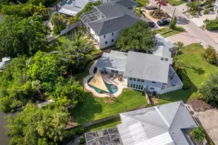 430 Island Cir, Sarasota, FL 34242 - Photo 2
