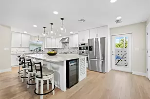 430 Island Cir, Sarasota, FL 34242 - Photo 10