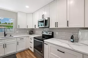 2329 Rose St, Sarasota, FL 34239 - Photo 10