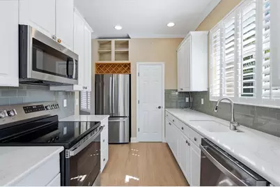 8050 Victoria Falls Circle, Sarasota, FL 34243 - Photo 14