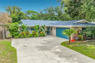 63 Oakwood Dr, Dunedin, FL 34698 - Photo 2