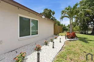 4404 Meadow Creek Cir, Sarasota, FL 34233 - Photo 32