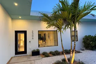 2306 Valencia Dr, Sarasota, FL 34239 - Photo 2