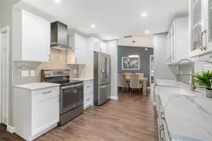 1551 Georgetowne Ln, Sarasota, FL 34232 - Photo 10