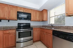 942 La Costa Cir, Sarasota, FL 34237 - Photo 6