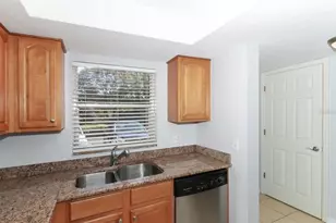 942 La Costa Cir, Sarasota, FL 34237 - Photo 8