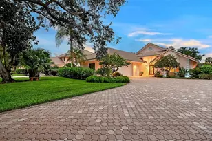 5476 Golf Pointe Dr, Sarasota, FL 34243 - Photo 2